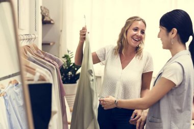 Müşteriler dükkanı kontrol