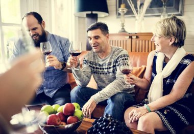 İnsanlar birlikte kutluyoruz