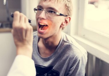 Genç adam dişlerini kontrol sahip