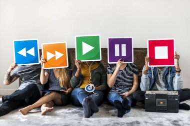 Müzik simgeleri ile katta oturan insanlar 