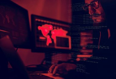 Laptop, siber suçlar kırmızı odada çalışan hacker adam