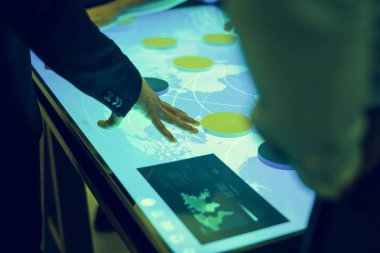 Eller bir Siber uzay diyagramı tablosu içinde bir buluşma noktası.