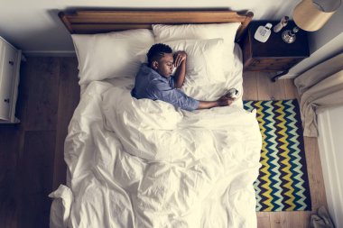 Adam tarafından bir çalar saat sabah uyanma