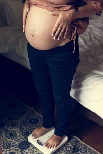 Una Escala Mujer Embarazada —  Fotos de Stock