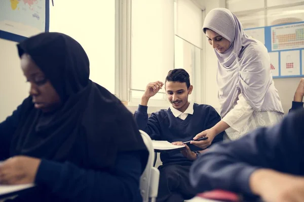Diversas Crianças Muçulmanas Estudando Sala Aula Professor Dando Tarefa — Fotografia de Stock