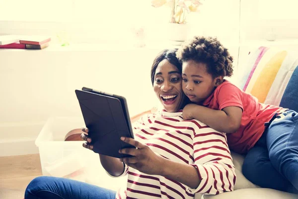 Mamá Hijo Usando Tableta Juntos — Foto de Stock