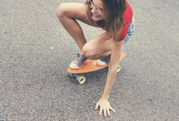 Close Van Een Kaukasische Vrouw Skateboarden — Stockfoto