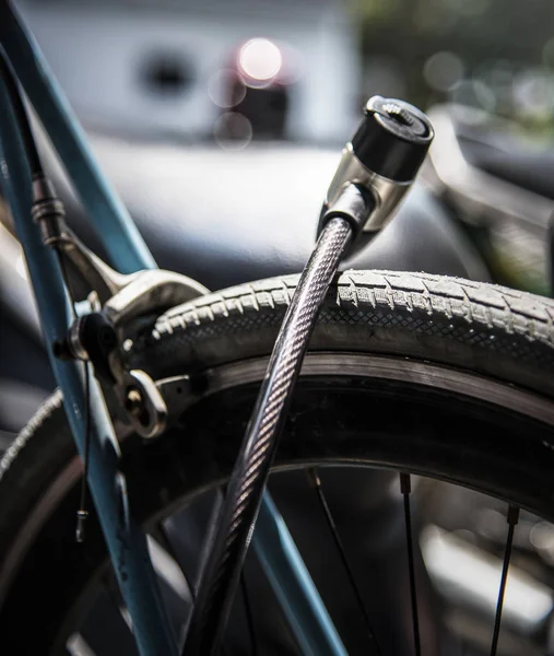 Fechadura Metal Uma Roda Bicicleta — Fotografia de Stock