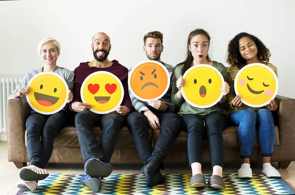 Gruppo Persone Diverse Con Icone Emoticon — Foto Stock