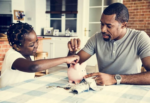 Pappa Och Dotter Spara Pengar Till Spargris — Stockfoto