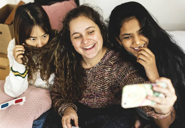 Tonårsflickor Som Använder Smartphone För Att Selfie Ett Sovrum Hangout — Stockfoto