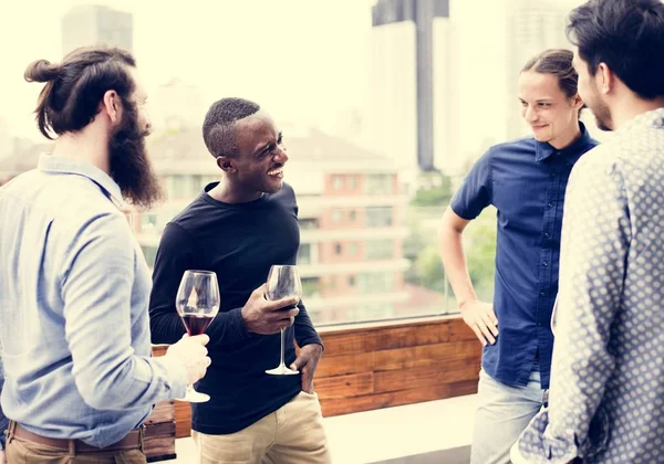 Junge Multiethnische Männer Jubeln Und Feiern Auf Balkon — Stockfoto