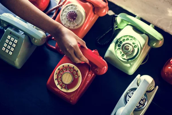 Vintage Teléfono Colorido Con Las Manos — Foto de Stock