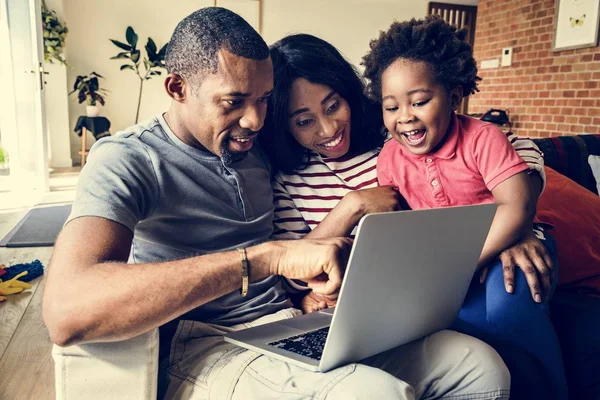 Famille Africaine Passer Temps Ensemble Utilisant Ordinateur Portable — Photo