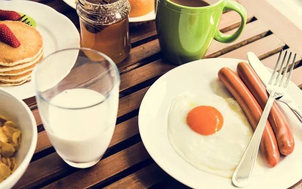 Primo Piano Uovo Fritto Con Salsicce Come Colazione — Foto Stock