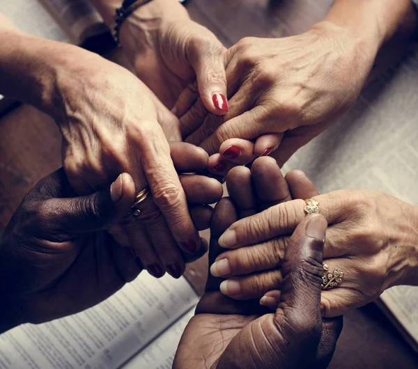 Gruppo Persone Che Leggono Bibbia Insieme — Foto Stock