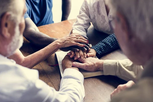 Grupp Människor Hålla Händerna Bedjande Dyrkan Tror — Stockfoto