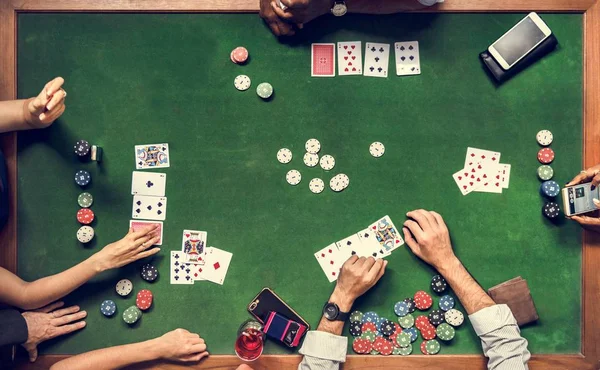 Bovenaanzicht Van Groep Mensen Pokeren Aan Tafel — Stockfoto