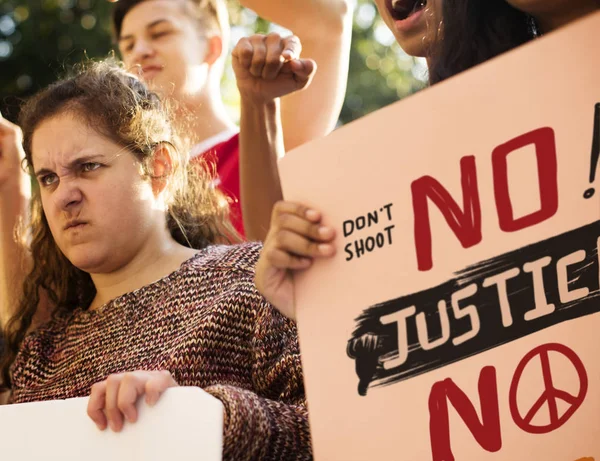 Closeup Menina Adolescente Irritada Protestando Demonstração Segurando Cartazes Justiça Guerra — Fotografia de Stock