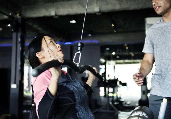 Mensen Trainen Bij Fitness Sportschool — Stockfoto