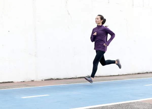 Sportive Žena Legíny Běh Dráze — Stock fotografie