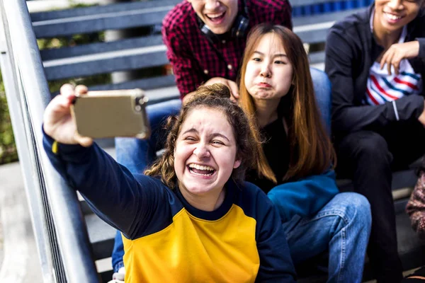 Eğleniyor Bir Selfie Alarak Okul Arkadaşları Grup — Stok fotoğraf