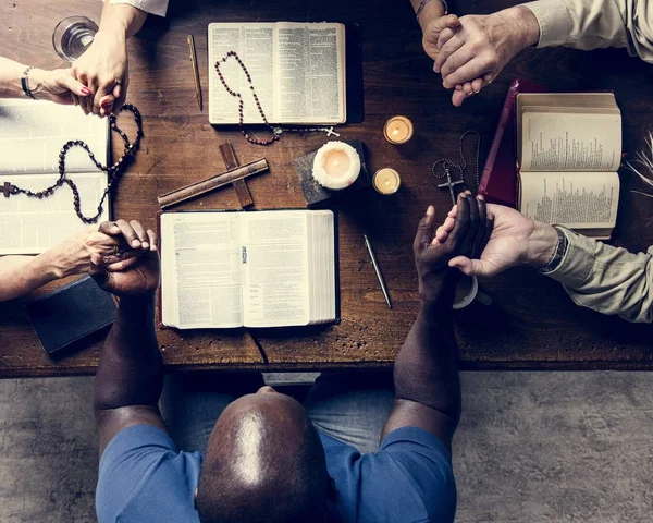 信じて礼拝を祈って手を繋いでいる人々 のグループ — ストック写真