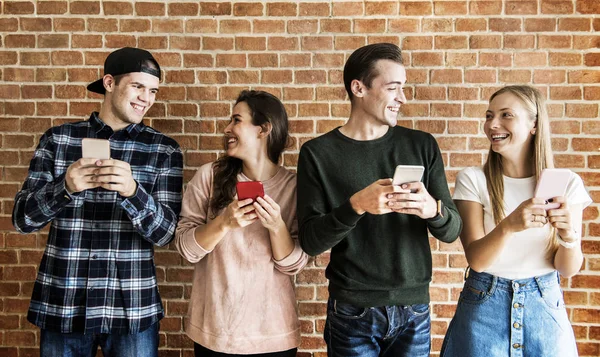 Amigos Felices Usando Concepto Redes Sociales Smartphones — Foto de Stock