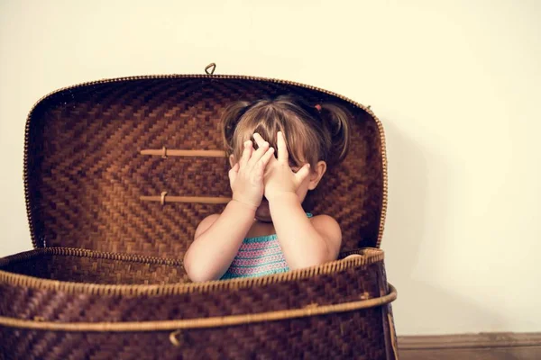 Niña Sentada Cesta Las Manos Cubriendo Cara —  Fotos de Stock