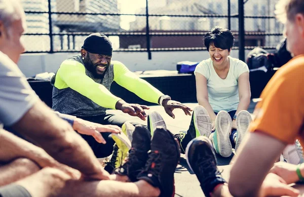 Menschen Die Fitnessstudio Trainieren — Stockfoto