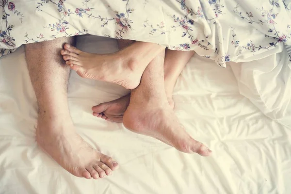 Vista Aérea Das Pernas Cama — Fotografia de Stock