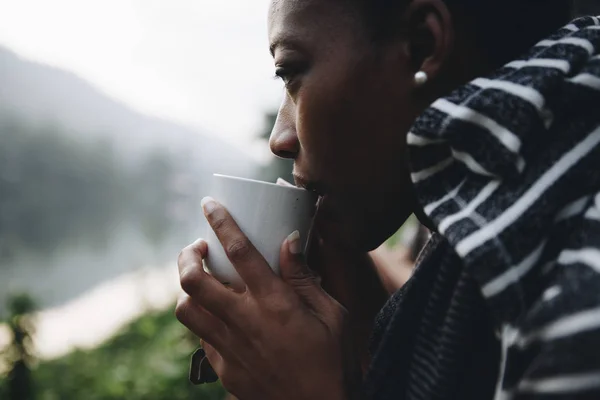 Kvinna Som Njuter Morgon Kaffe Naturen — Stockfoto