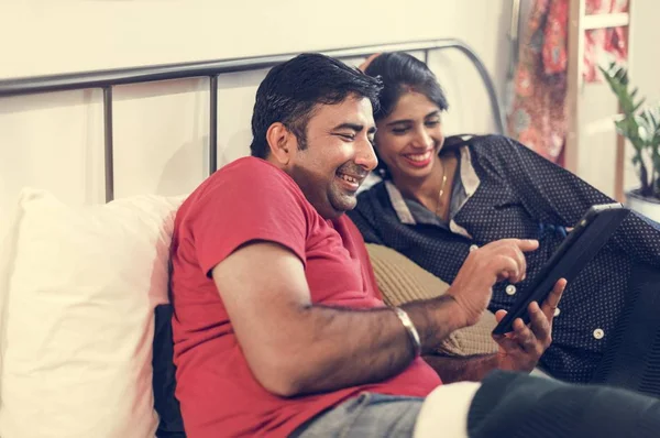 Een Gelukkige Indische Familie Met Behulp Van Tablet — Stockfoto