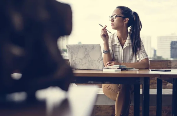 Zakenvrouw Met Laptop Aan Tafel — Stockfoto