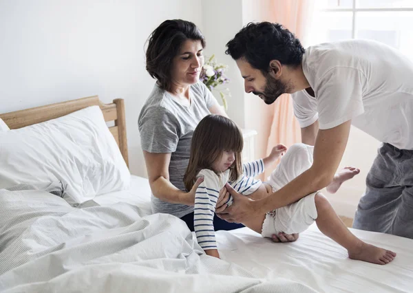 Familia Con Una Madre Embarazada Pasando Tiempo Juntos — Foto de Stock