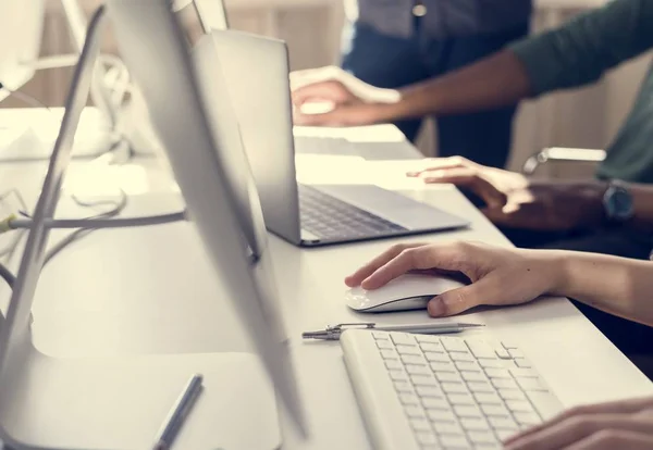 Nahaufnahme Von Menschen Die Computer Arbeiten — Stockfoto