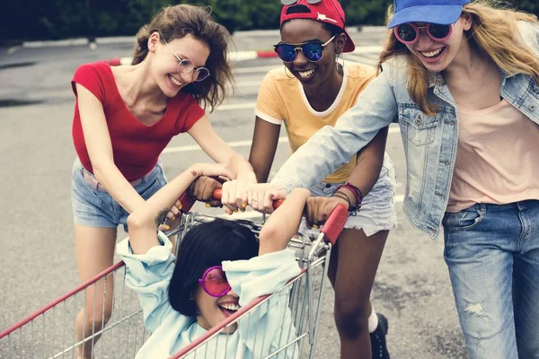 Eine Gruppe Unterschiedlicher Freundinnen Die Zusammen Spaß Haben — Stockfoto