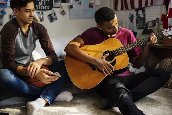 Teenager Jungs Hängen Schlafzimmer Herum Und Spielen Ein Akustikgitarren Hobby — Stockfoto