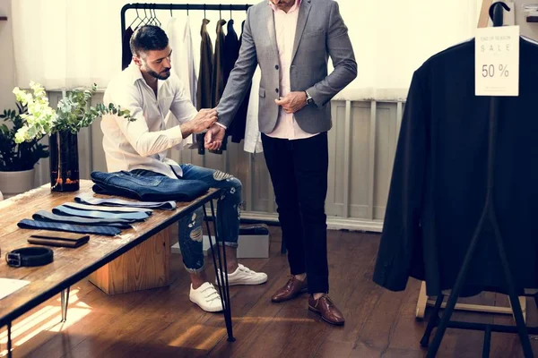 Männer Probieren Kleidung Aus — Stockfoto