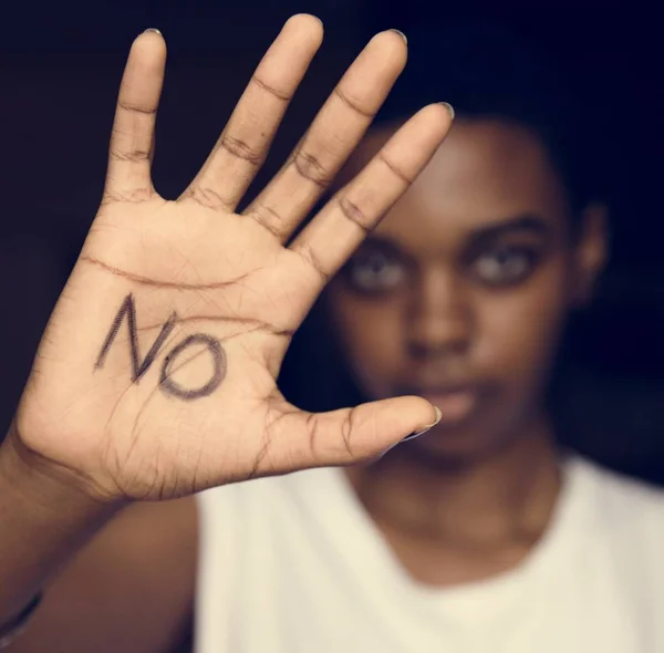 Молодая Африканская Женщина Показывает Руку Ладонь Слов Отрицательный Ответ — стоковое фото