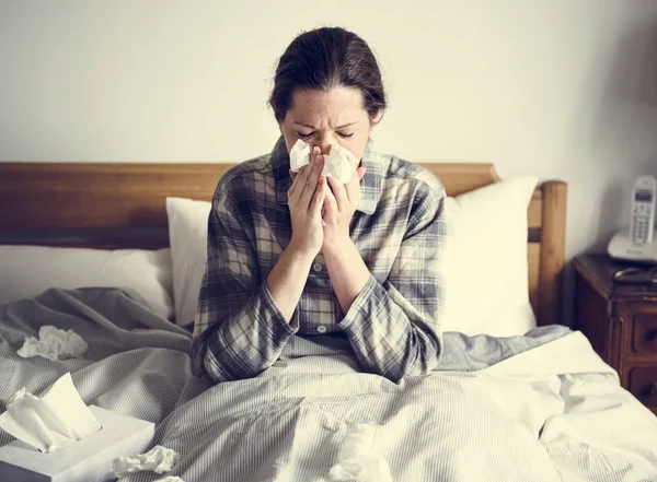 Seorang Wanita Menderita Flu Tempat Tidur — Stok Foto
