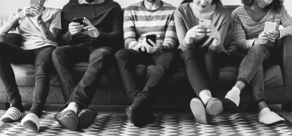 Groep Van Mensen Met Behulp Van Mobiele Telefoon Bank — Stockfoto