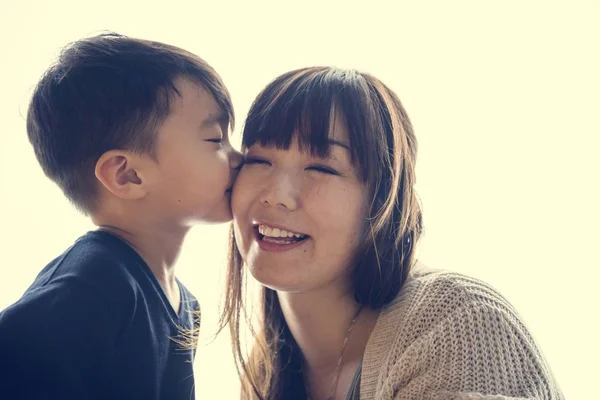 Japanischer Junge Küsst Seine Mutter — Stockfoto