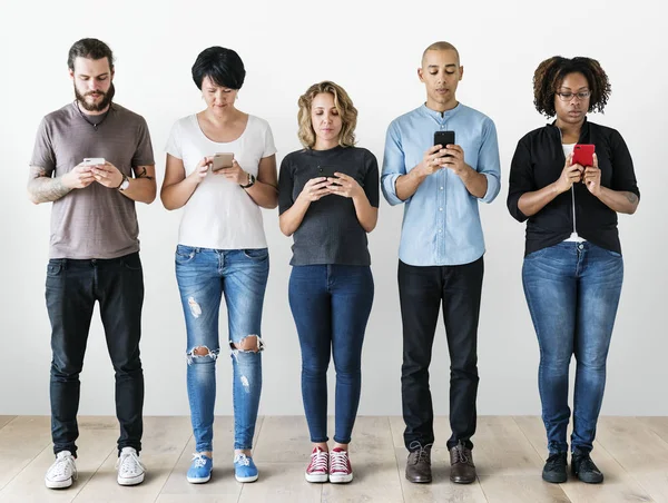 Mensen Met Behulp Van Smartphones Rij — Stockfoto