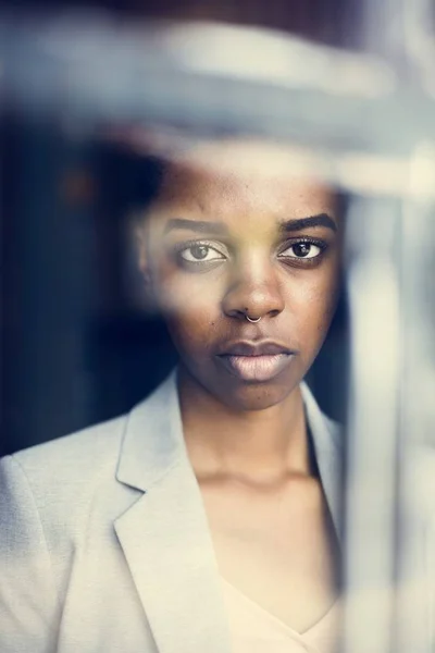 Mujer Afrodescendiente Con Expresión Facial Reflexiva —  Fotos de Stock