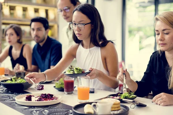 Diversi Amici Insieme Nel Ristorante — Foto Stock