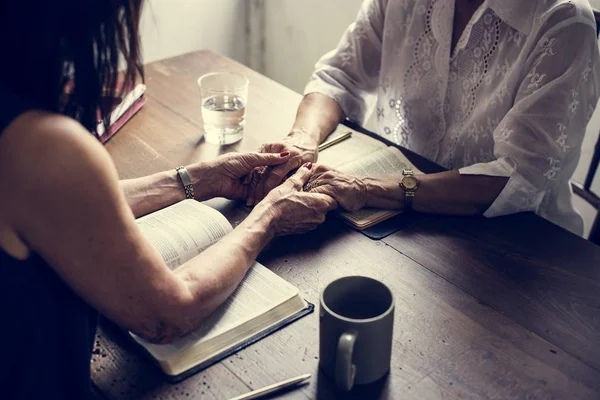 Gruppo Persone Che Leggono Bibbia Insieme — Foto Stock