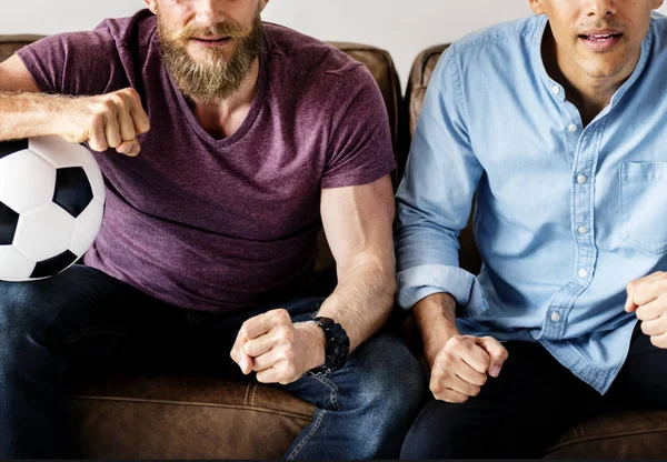 Homens Sentados Juntos Sofá Assistindo Esporte — Fotografia de Stock