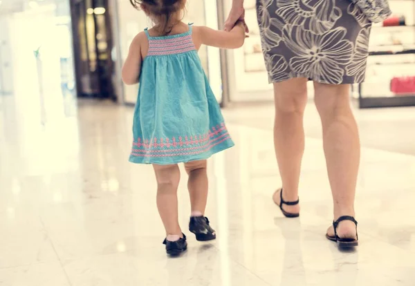 母亲和女儿在购物中心散步 — 图库照片