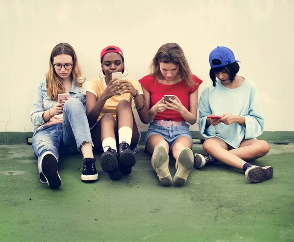 Skupina Různých Žen Mobilním Telefonem — Stock fotografie